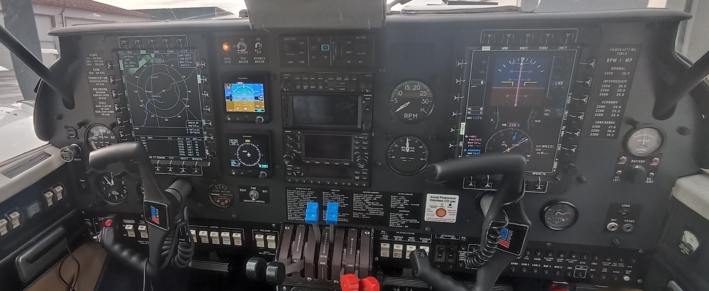 Панель Piper Aztec (с прибором Glance EFIS 210V)